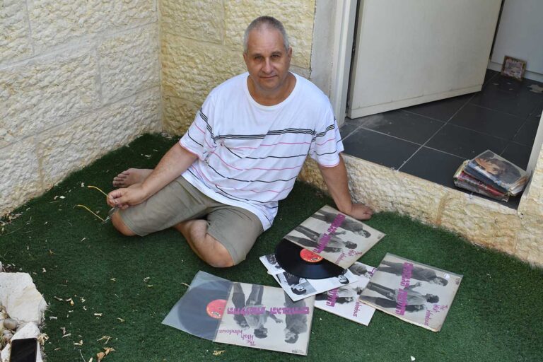 האספן שון בן נון עם תקליטי "החלונות הגבוהים" מהאוסף שלו: "את מאה התקליטים הראשונים שלי קיבלתי כפרס על השתתפותי במצעדי הפזמונים" (צילום: אוריאל לוי)
