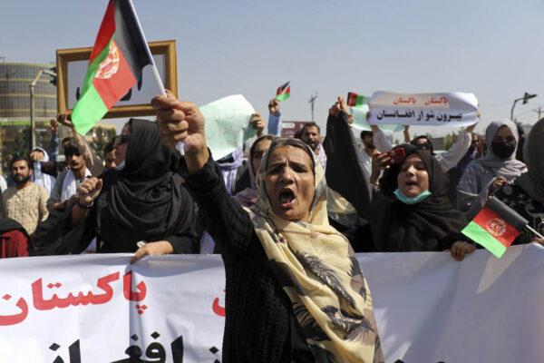 אשה אפגנית בהפגנת מחאה מול שגרירות פקיסטן בקאבול, במחאה על הסיוע הפקיסטני לטליבאן, 6 בספטמבר 2021. ההפגנה פוזרה ביריות (AP Photo/Wali Sabawoon)