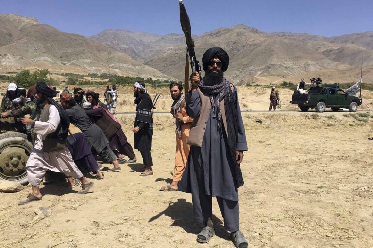 לוחם טאליבן בפנג'שיר, מעוז ההתנגדות החילוני בצפון אפגניסטן (צילום: AP Photo/Mohammad Asif Khan)