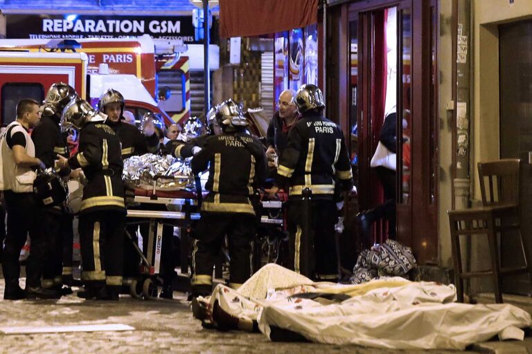 בפיגוע במועדון בטקלאן בפריז, נובמבר 2015, נרצחו 130 בני אדם (צילום: AP Photo/Jacques Brinon, File)