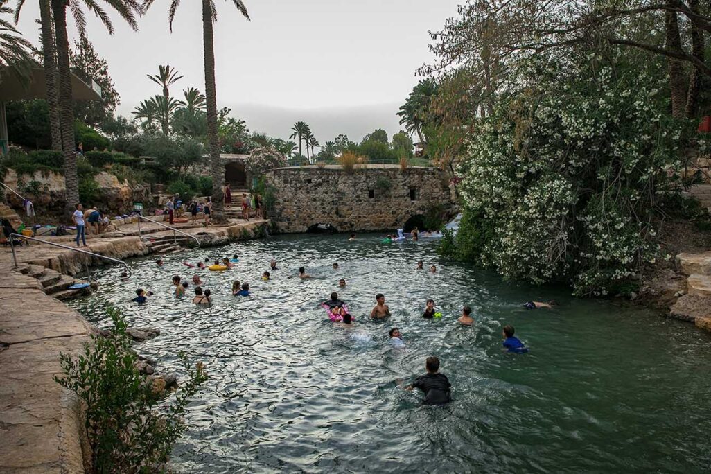 الاستجمام والسباحة في البحيرة (المصورون لا علاقة لهم بالمقال, تصوير: عنات هارموني / فلاش 90)