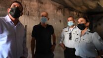 השר לביטחון פנים עמר בר-לב (שני משמאל) בסיור בכלא קציעות (צילום: דוברות שב"ס)