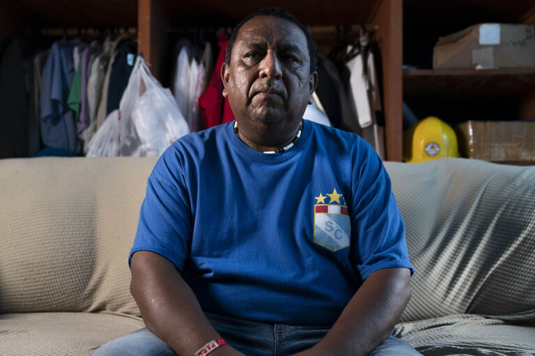 פרנקלין אנצ'הואה, מהגר מפרו, עבד בניקוי אבק בשבועות שאחרי הפיגוע. בקשתו לקבל ויזה הומניטרית מממשלת ארה&quot;ב נדחתה (צילום: AP Photo/John Minchillo)