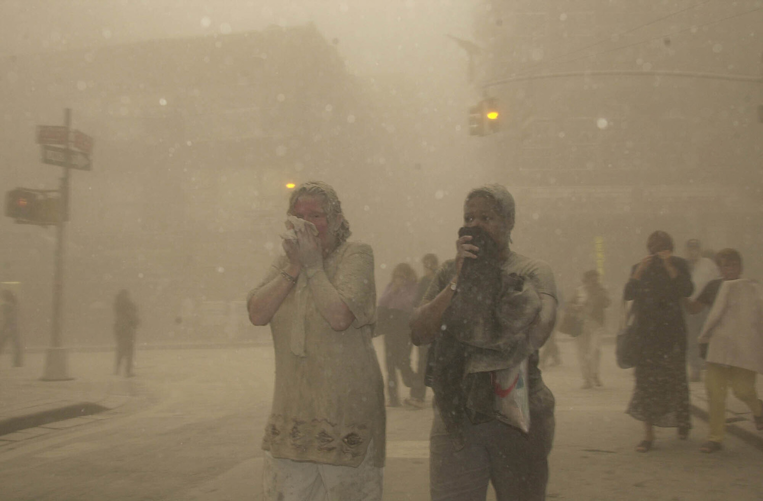 אבק מכסה את מנהטן לאחר הפיגוע במגדלי התאומים. עובדי הניקיון סובלים ממחלות עד היום (צילום: AP Photo/Suzanne Plunkett)