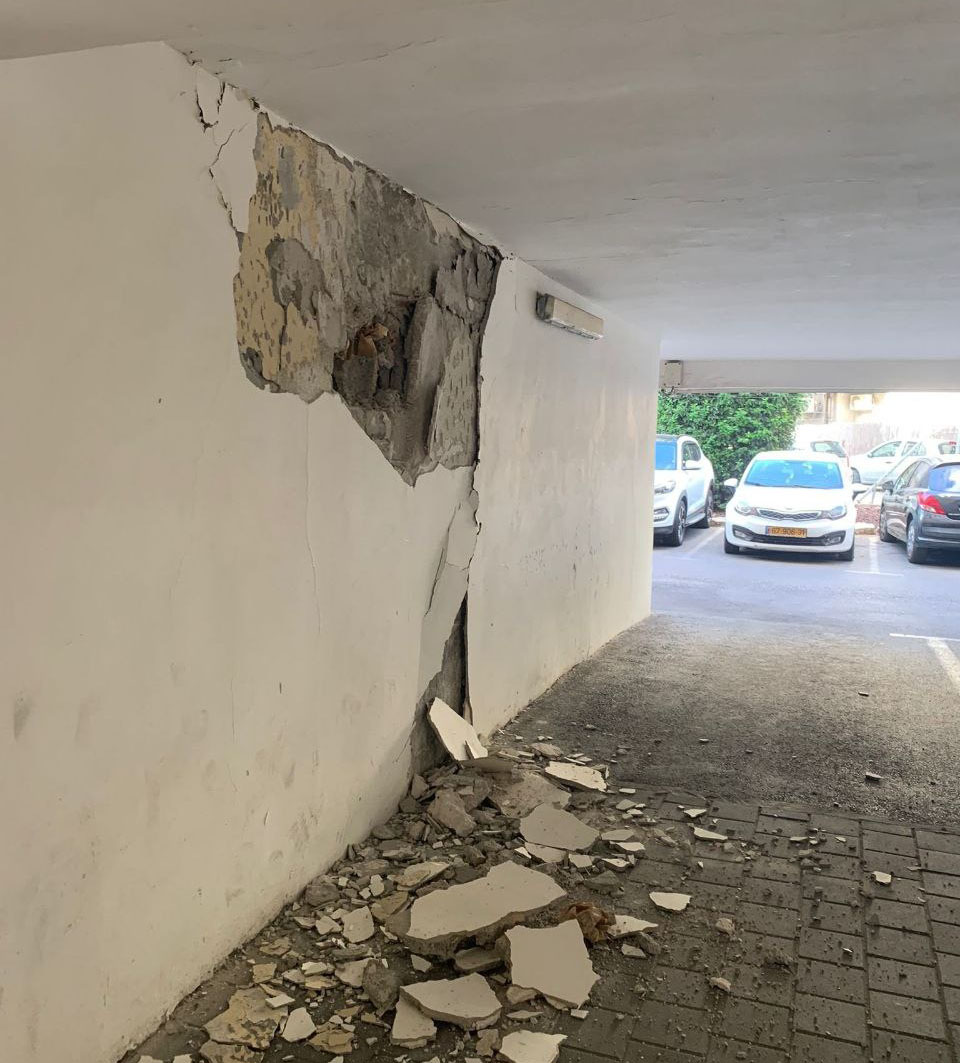 הבניין בחולון שפונה מחשש לקריסה (צילום: כבאות והצלה)