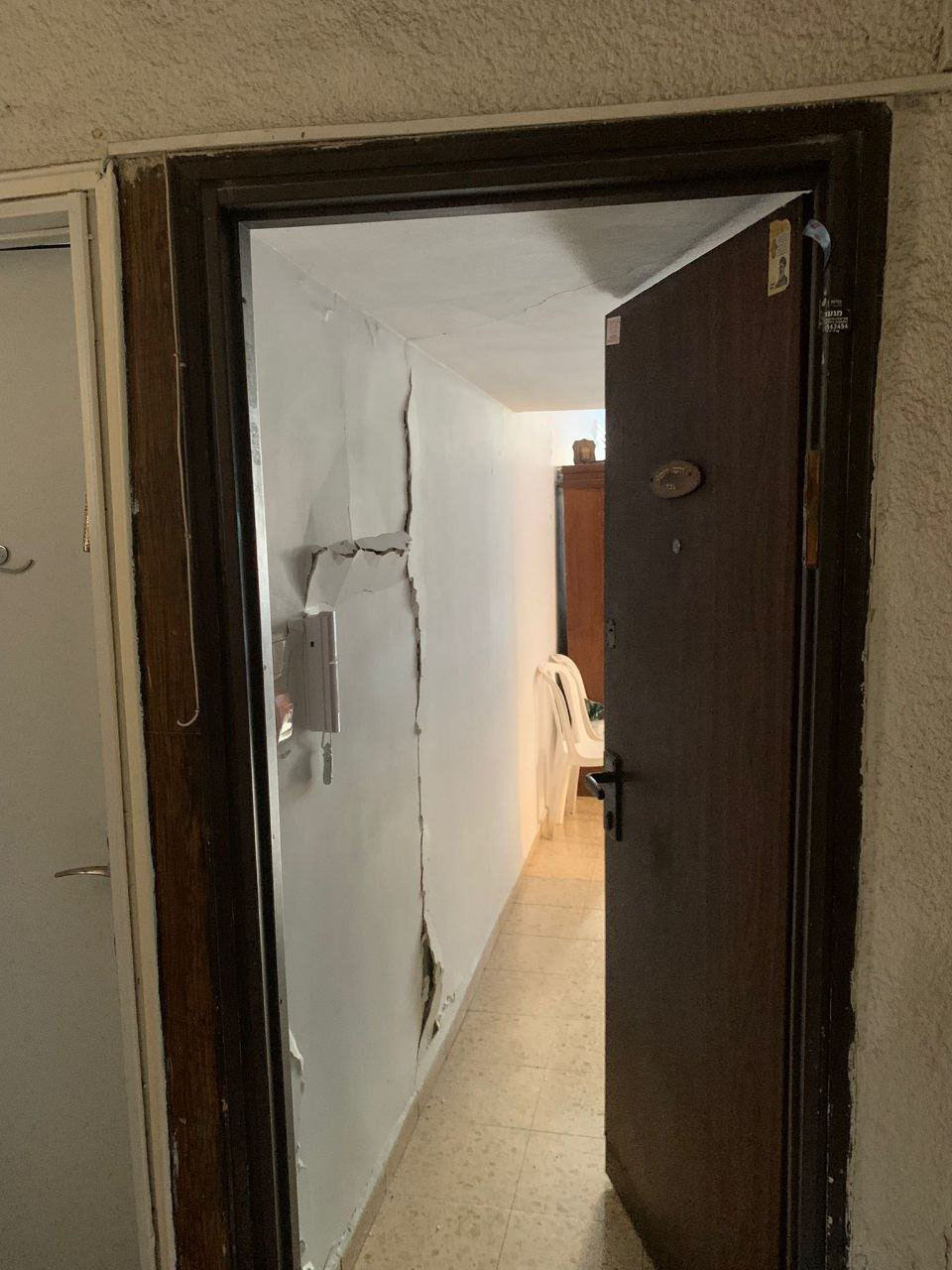 הבניין בחולון שפונה מחשש לקריסה (צילום: כבאות והצלה)
