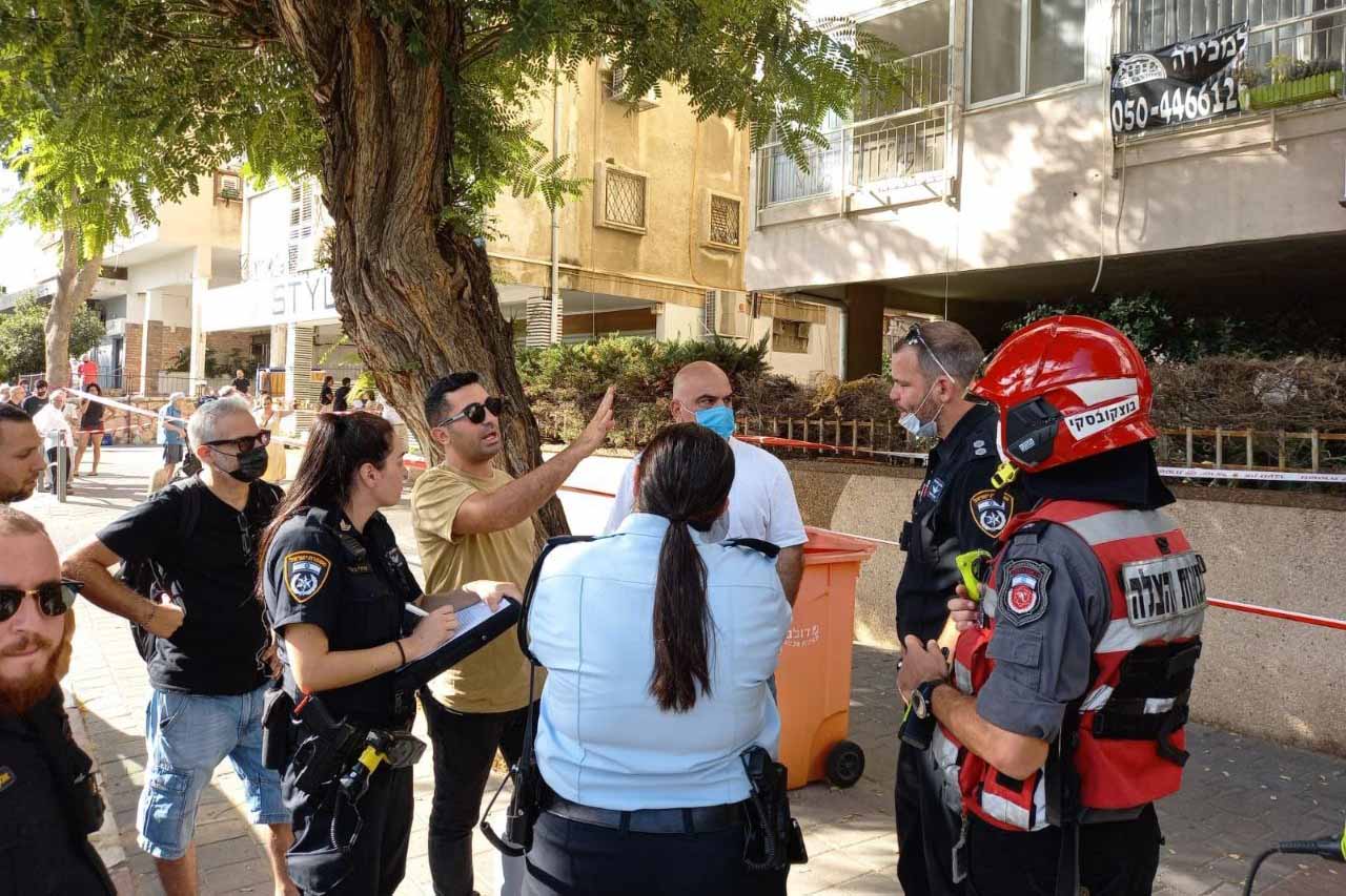 הבניין בחולון שפונה מחשש לקריסה (צילום: כבאות והצלה)