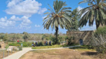 מטיילים בשמורת עין אפק (צילום: סוהיר מרעי רשות הטבע והגנים)
