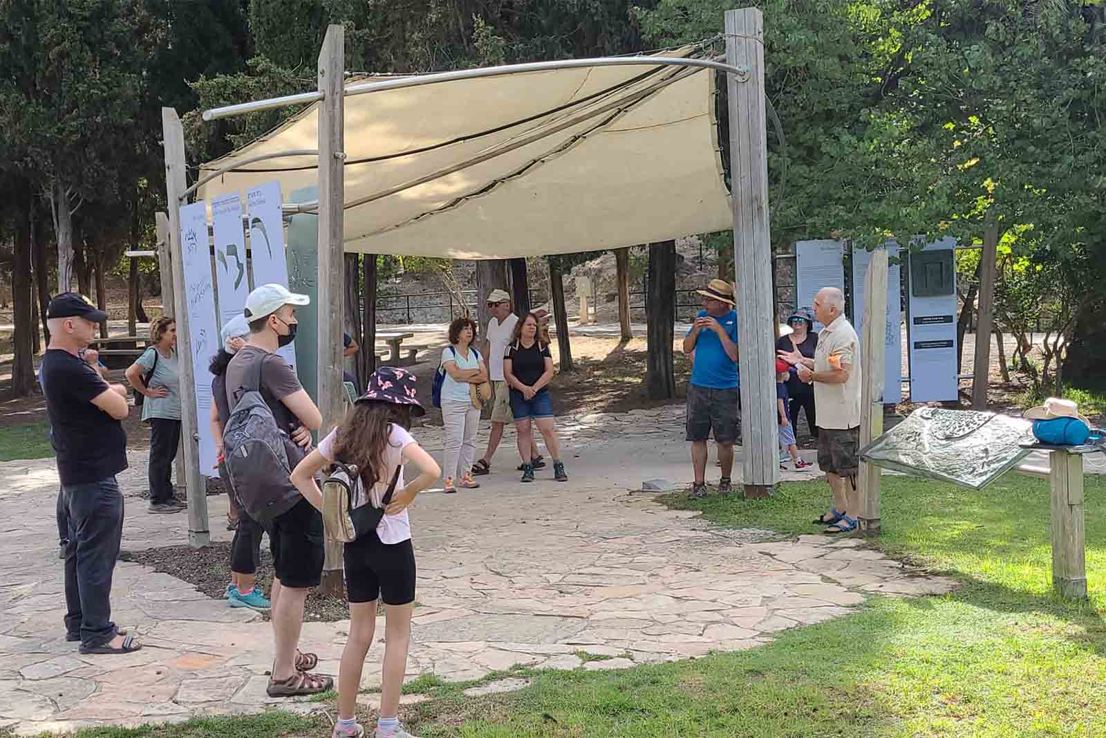 מטיילים בגן הלאומי בית שערים (צילום: טבי כרכום רשות הטבע והגנים)