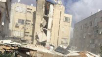 קריסת הבניין ברחוב סירלין בחולון (צילום: כיבוי והצלה)