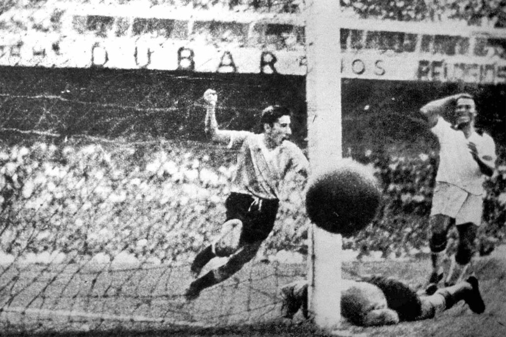 שוער נבחרת ברזיל, מואזיר ברבוסה, שוכב על הדשא לאחר השער שספג מול אורוגוואי בגמר גביע העולם 1950 (צילום: AP Photos)