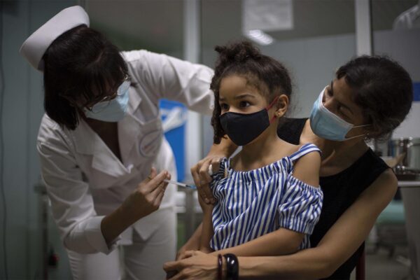 ילדה מקבלת חיסון תוצרת קובה בבית חולים בהוואנה, בירת קובה. (צילום: AP Photo/Ramon Espinosa)