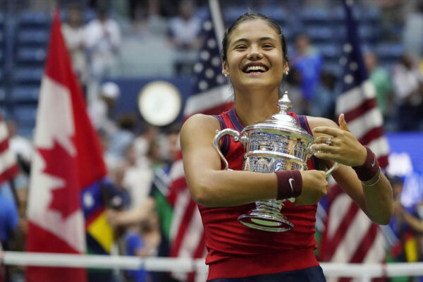 אמה רדוקאנו זוכה באליפות ארה"ב הפתוחה בטניס(צילום: AP Photo/Elise Amendola)