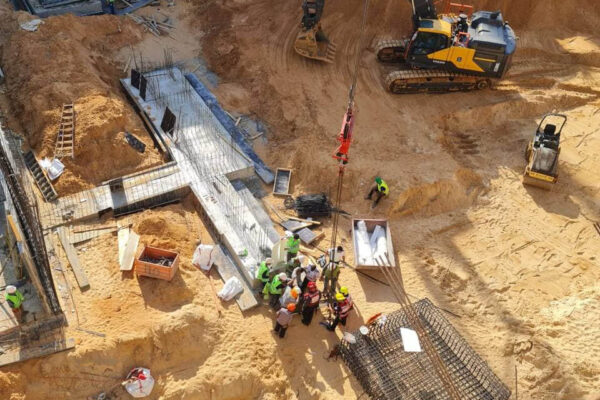 אתר בנייה בראשון לציון בו נפצע עובד באורח בינוני מנפילה לחפיר של חניון. (צילום: כיבוי והצלה)