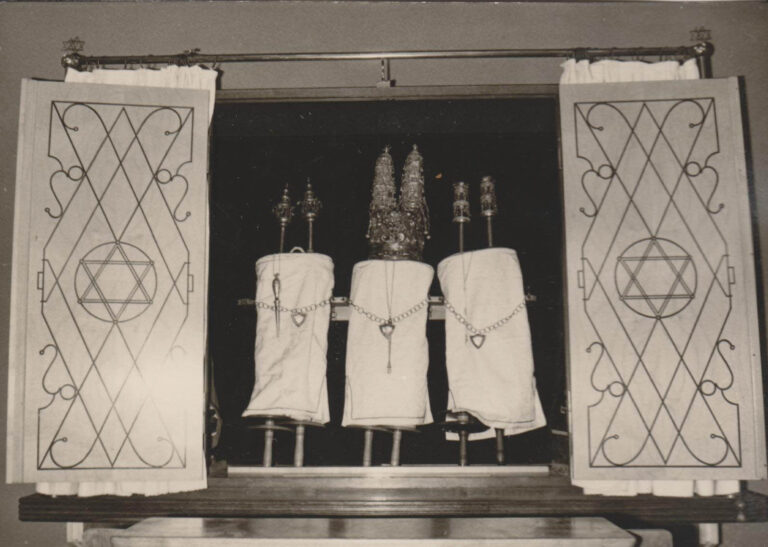 ארון הקודש המקורי פתוח. הספרים במעילים לבנים (צילום: ארכיון קבוצת יבנה, כנראה ב-1961)