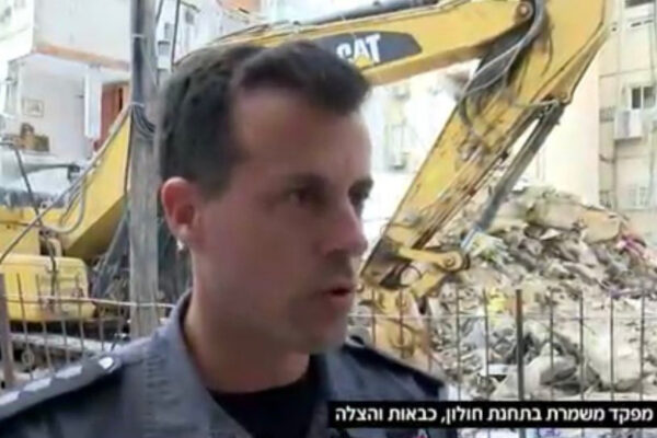 רשף יוני בוצ'קובסקי באתר האסון (צילום מסך: חדשות 12)