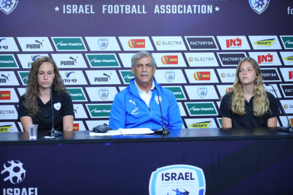 מימין: נועה סלימוהוג'יץ', גילי לנדאו וקארין סנדל, במסיבת עיתונאית לקראת מוקדמות מונדיאל הנשים 2023 (צילום: ההתאחדות לכדורגל בישראל)