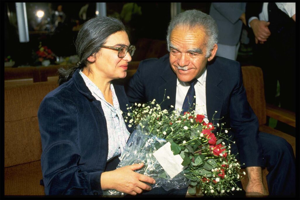 אסירת ציון, אידה נודל (מימין) מתקבלת על ידי ראש הממשלה יצחק שמיר, בנמל התעופה בן גוריון,    לאחר שחרורה מהכלא בברית המועצות. (צילום: לע"מ)