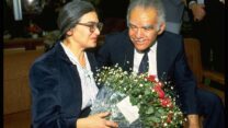 אסירת ציון, אידה נודל (מימין) מתקבלת על ידי ראש הממשלה יצחק שמיר, בנמל התעופה בן גוריון,    לאחר שחרורה מהכלא בברית המועצות. (צילום: לע"מ)
