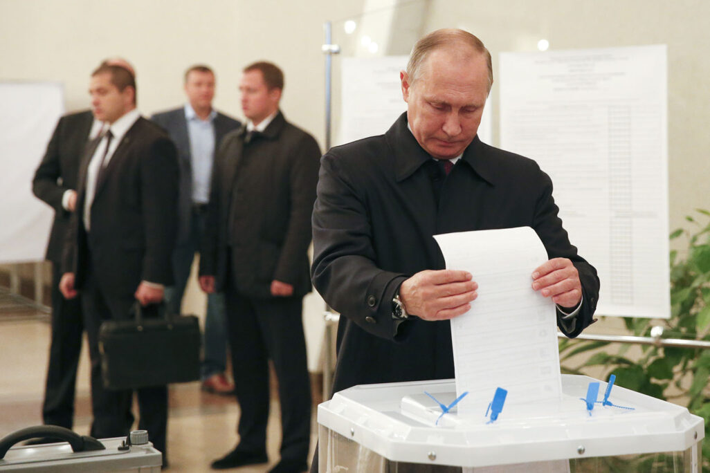 נשיא רוסיה ולדימיר פוטין מצביע בבחירות 2016 לפרלמנט. (צילום: Grigory Dukor/ pool photo via AP)