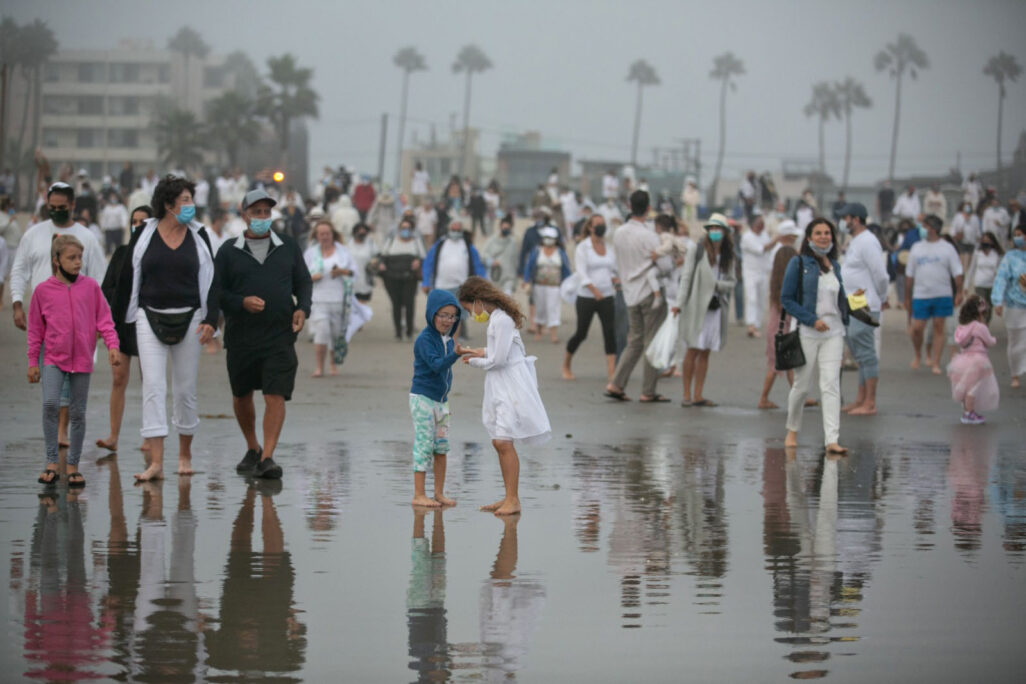 טקס תשליך בחוף הים (Jason Armond /Getty Images)