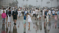 טקס תשליך בחוף הים (Jason Armond /Getty Images)
