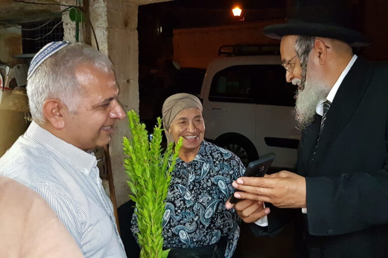 David and Sarah Nagar (on left) meet with Rabbi Yonatan Edward. (Photo: private album)