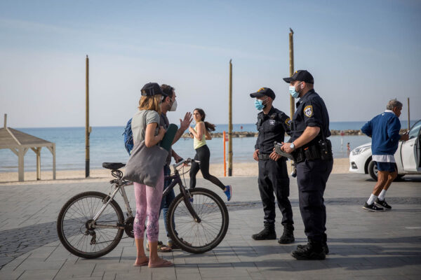 שוטרים אוכפים את תקנות הקורונה, חוף תל אביב (צילום: מרים אלסטר, פלאש 90)