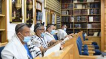 תפילת שחרית בבית הכנסת "תפארת בחורים". "זה בית כנסת של אלוהים, ומשתדלים לעשות את הטוב ביותר למקום" (צילום: יונתן בלום)