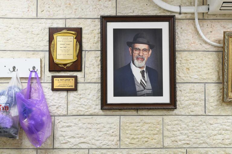 תמונתו של הרב יצחק רווח, ממייסדי בית הכנסת, תלויה בו. &quot;הוא היה פייטן, וזו הסיבה שיש לזאב רווח כזה קול יפה&quot;(צילום: יונתן בלום)