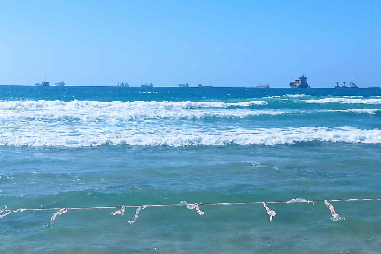  פקק של כ-70 אוניות ממתינות כיום מחוץ לנמלי ישראל. אין לכך כל פתרון פשוט (צילום: טל כספין)