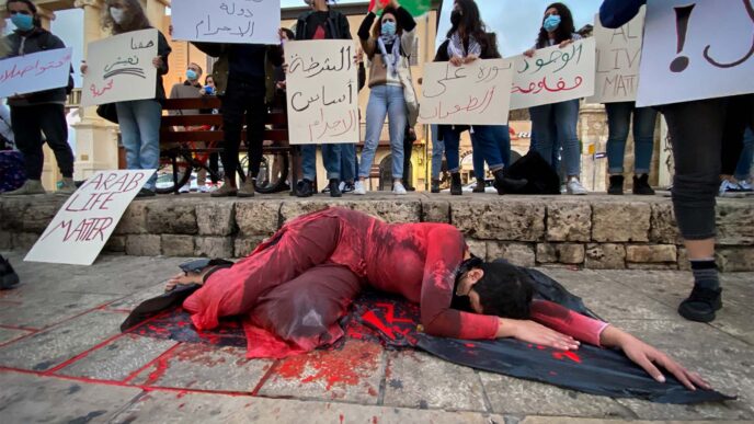 Arab citizens from Jaffa protest violence occuring in the Arab-Israeli towns. (Photo: Avshalom Sassoni / Flash90)