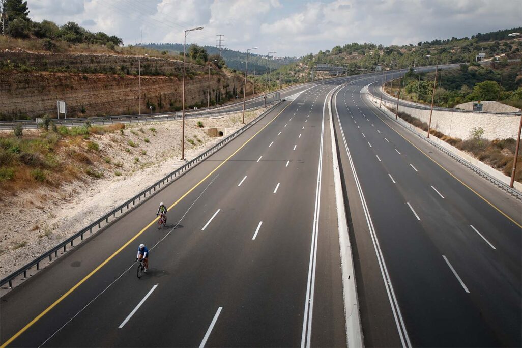 כביש 1 ביום כיפור (צילום: ג'מל אעווד/פלאש90) כביש 1 ביום כיפור (צילום: ג'מל אעווד/פלאש90)
