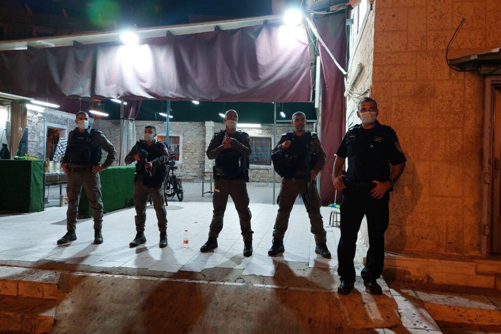 שוטרי משטרת ישראל מאבטחים את זירת הרצח בעכו בערב יום כיפור. (צילום: דוברות המשטרה)