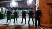שוטרי משטרת ישראל מאבטחים את זירת הרצח בעכו בערב יום כיפור. (צילום: דוברות המשטרה)