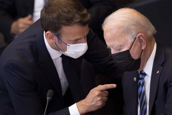 נשיא ארה"ב ג'ו ביידן (מימין)  ונשיא צרפת עמנואל מקרון (צילום: Brendan Smialowski, Pool via AP)