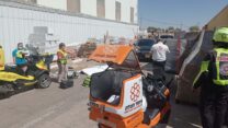 זירת התאונה באזור התעשייה בכפר אדומים בו נהרג עובד בן 19 מנפילה מגג מפעל. (צילום: איחוד הצלה)