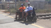 מחאת הנכים ליד פסי הרכבת במושב הבונים. (צילום: דוברות קבוצות מאבק הנכים)