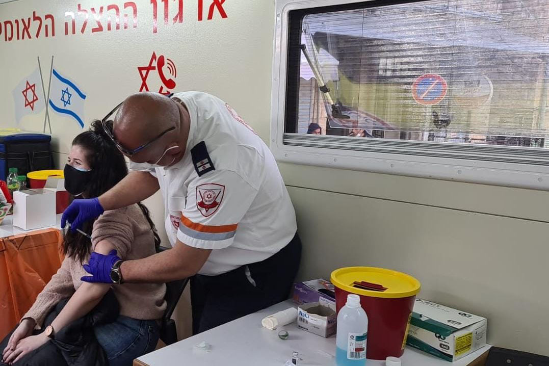 פאדי דאקיק במתחם החיסונים. "אני שמח שאני עוזר לאנשים ומציל את החיים שלהם, זה מספיק לי" (צילום: מד"א)