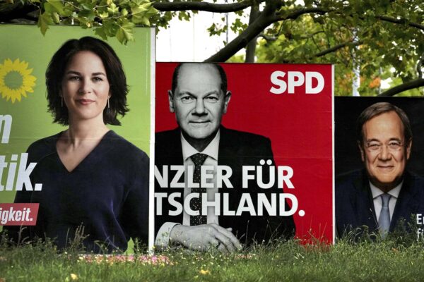 כרזות בחירות של  המועמדים לנשיאות גרמניה (צילום: AP Photo/Michael Sohn)