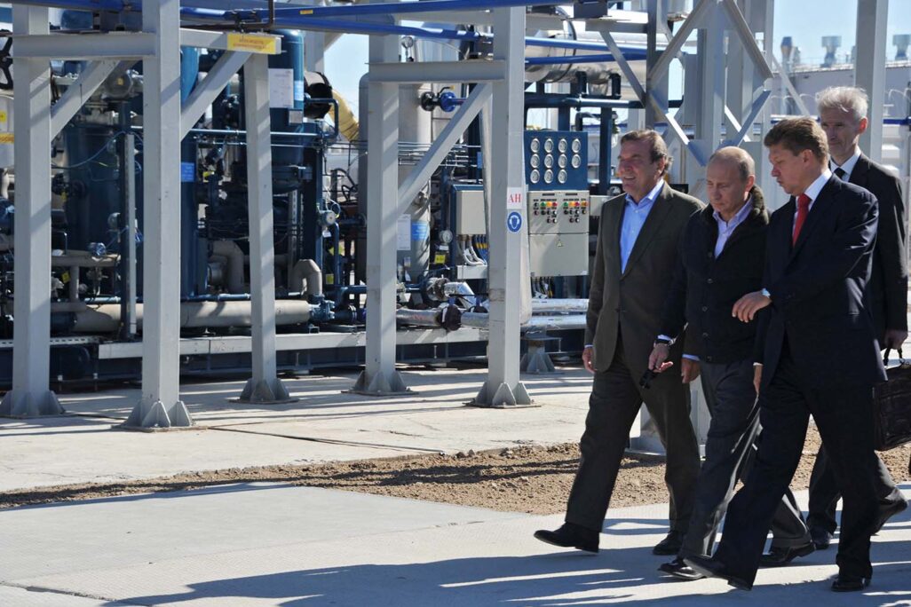 נשיא רוסיה ולדימיר פוטין (שני מימין) בתחנת דחיסה של צינור הגז נורד סטרים בפורטוביה  (צילום: AP Photo/RIA Novosti, Alexei Nikolsky, Pool)