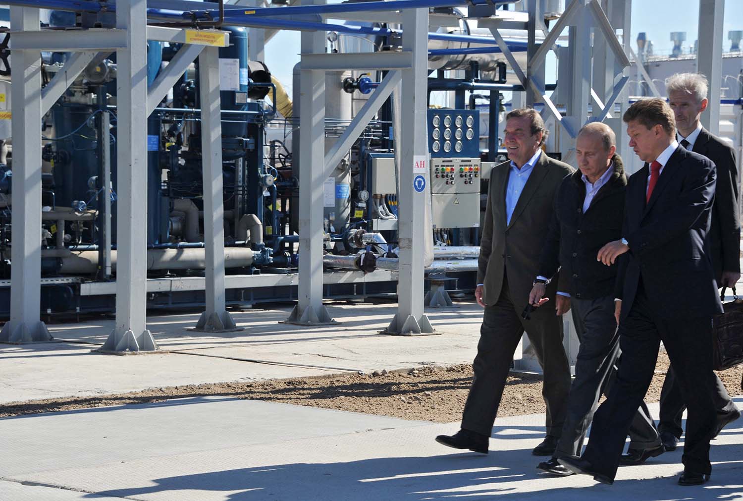 נשיא רוסיה ולדימיר פוטין (שני מימין) בתחנת דחיסה של צינור הגז נורד סטרים בפורטוביה (צילום: AP Photo/RIA Novosti, Alexei Nikolsky, Pool)