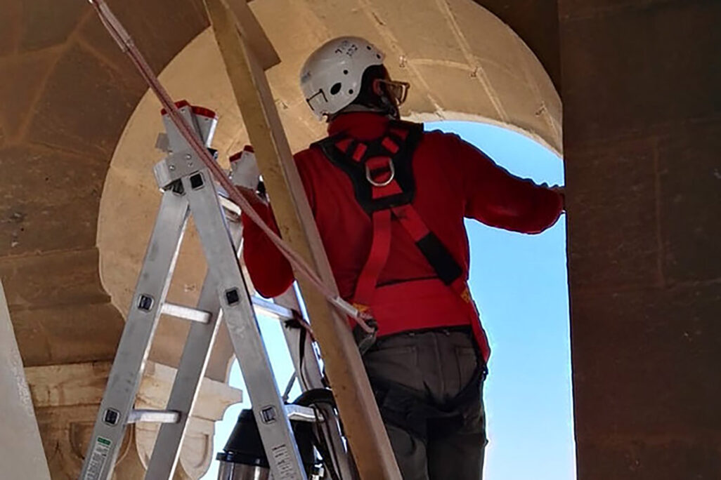התקנת רשתות יונים בשתי קומות האחרונות של מגדל הפעמונים בעיר העתיקה בירושלים (צילום: אלבום פרטי)