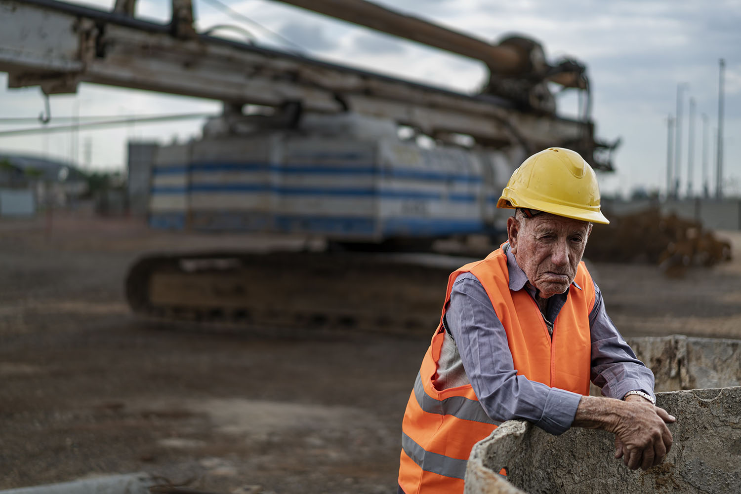 קארול הספלד, בן 93, עדיין מנהל אתרי בנייה. &quot;הוא לא באמת יכול להרשות לעצמו להפסיק לעבוד&quot; (צילום: נתן כספי)