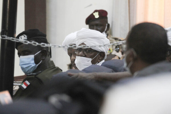 שליט סודאן לשעבר, עומר אל-באשיר, במשפטו בחרטום, 24 באוגוסט 2021. (AP Photo/Marwan Ali)

(צילום: AP Photo/Marwan Ali)