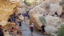 מטיילים בנחל בוקק (צילום ארכיון: דודי גרינבאום רשות הטבע והגנים)