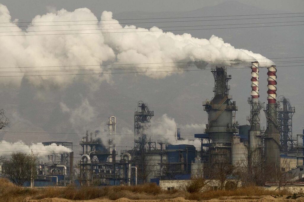 מפעל עיבוד פחם, סין (צילום: AP Photo/Olivia Zhang)