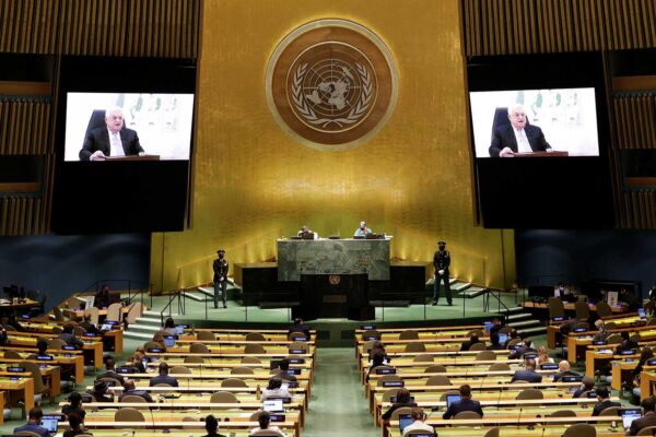 נאום נשיא הרשות הפלסטינית מחמוד עבאס מוקרן באסיפה הכללית של האו"ם (צילום: John Angelillo/UPI  Pool via REUTERS)