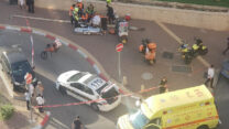 זירת קריסת עמוד התאורה בחולון (צילום: דוברות כיבוי והצלה)
