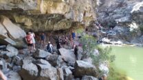 מטיילים במפל הזויתן (צילום: עידו טל רשות הטבע והגנים)